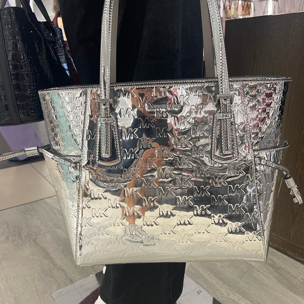 MICHAEL KORS Voyager Large Patent Logo Debossed EW Shoulder Tote Bag
Silver
NWT - Picture 2 of 16